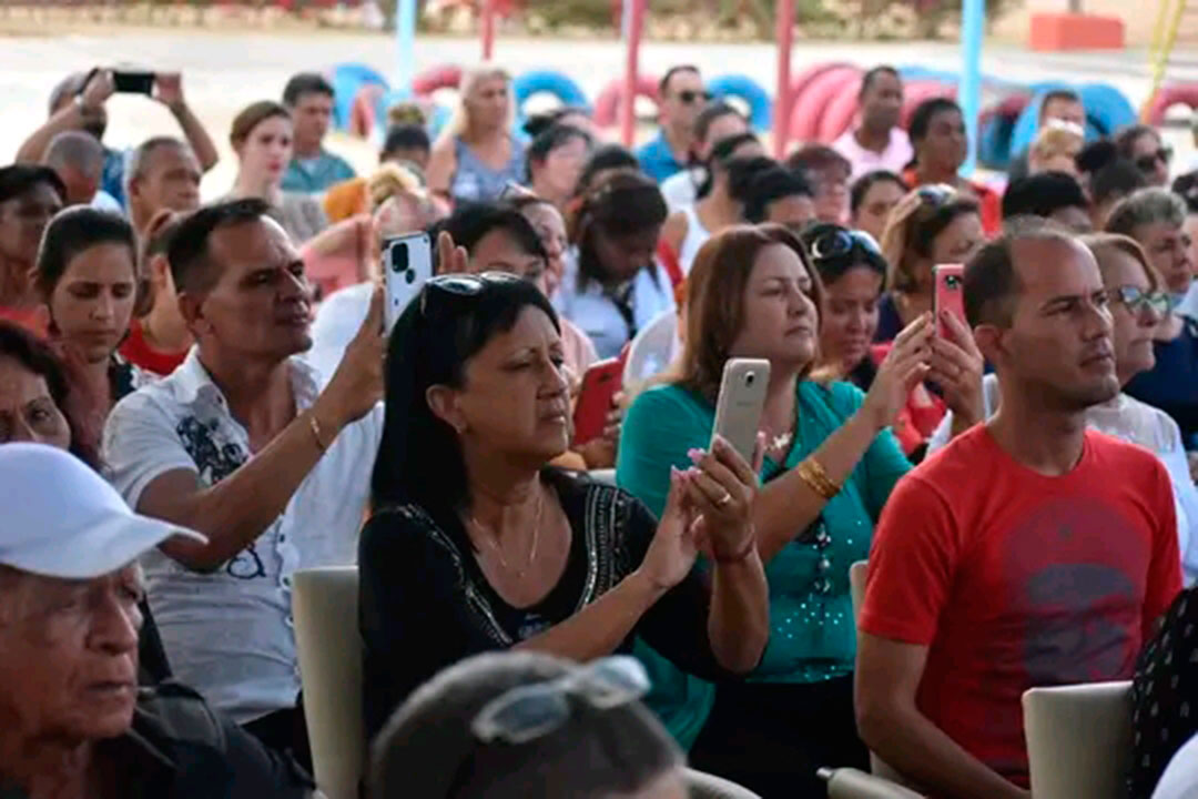 Encuentro de candidatos a diputados con educadores de Santa Clara.