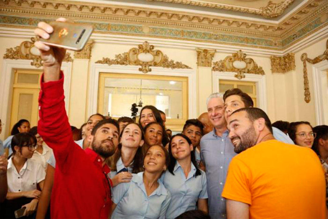 Presidente cubano, Miguel Díaz-Canel, se toma selfie junto a estudiantes de la Federación de Estudiantes de la Enseñanza Media (FEEM) en Villa Clara.