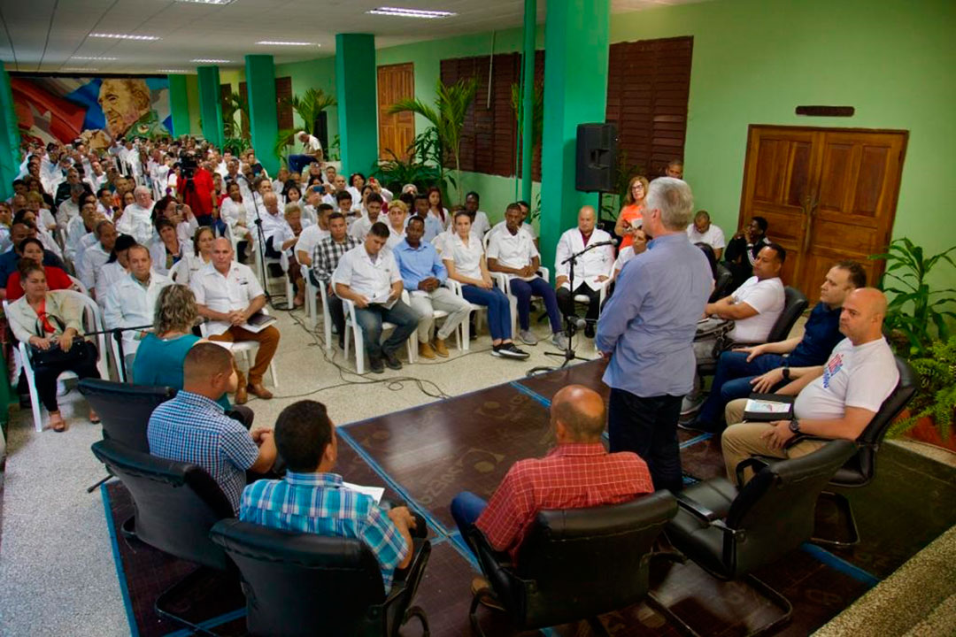 Encuentro del presidente cuba y los otros siete candidatos a diputados por Santa Clara sostienen encuentro en la Universidad de Ciencias Médicas de Villa Clara.