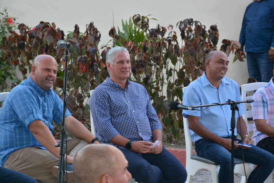 Presidente cubano, Miguel Díaz-Canel Bermúdez, junto a Osnay Miguel Colina, primer secretario del PCC en Villa Clara, y Alberto López Díaz, gobernador de la provincia.