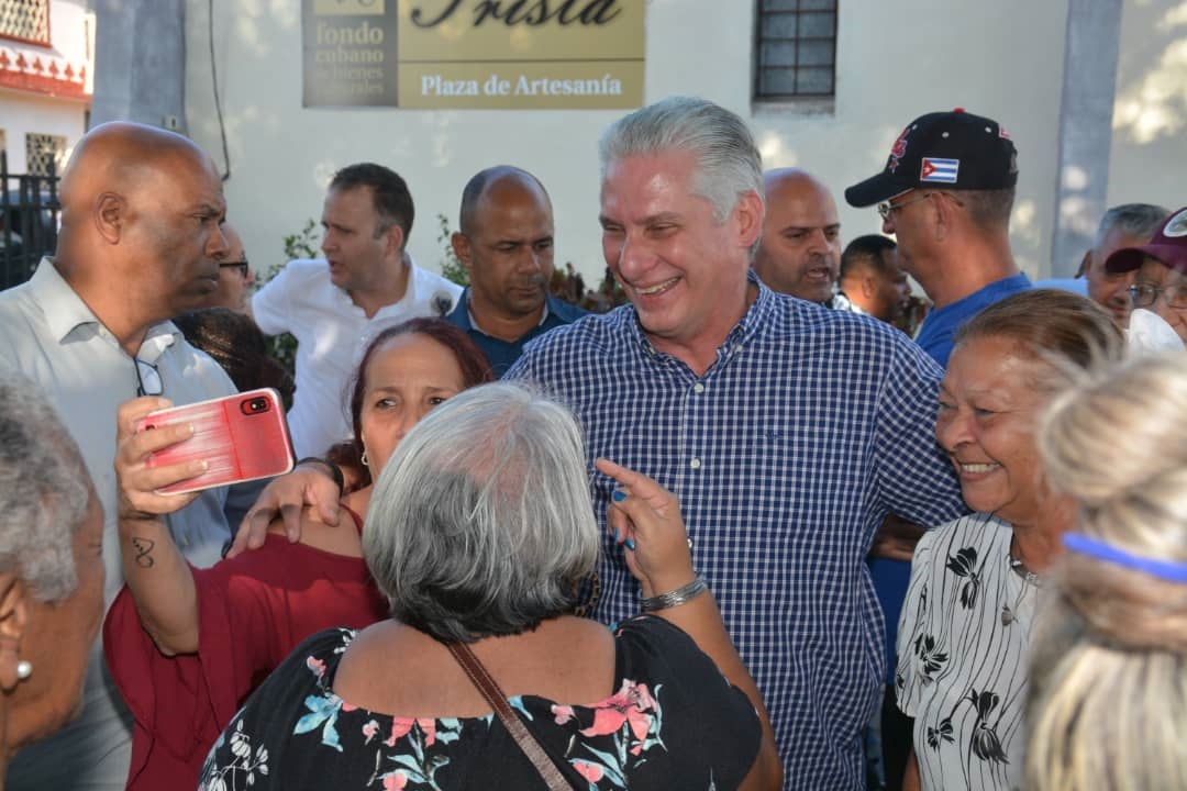 Miguel Díaz-Canel dialoga con vecinos del Condado, en Santa Clara.