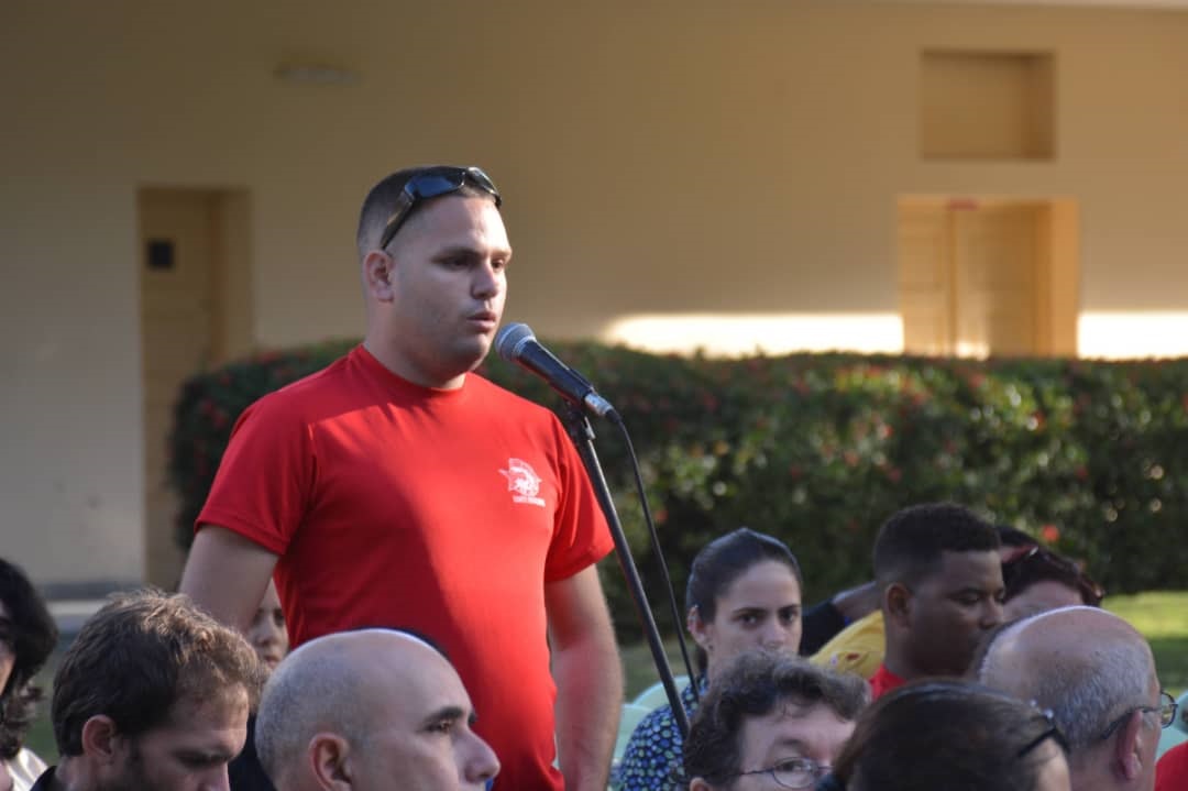 Joven interviene en el encuentro de los candidatos a diputados por Santa Clara con estudiantes y profesores de la UCLV.