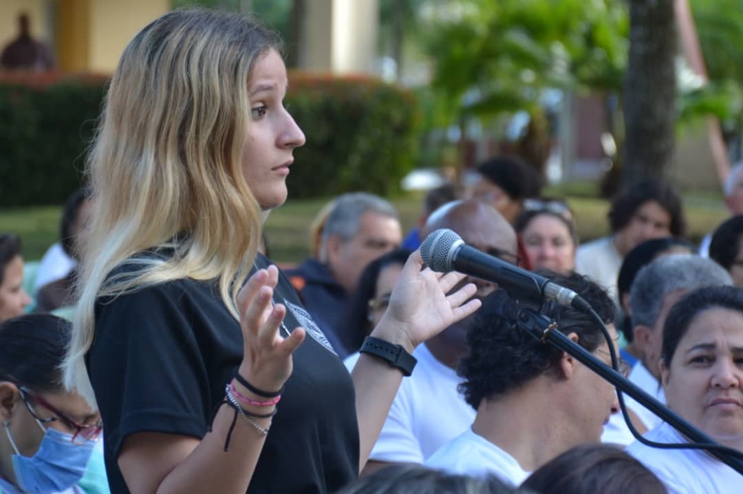 La estudiante de Derecho Leidy Laura Jiménez interviene en el encuentro con candidatos a diputados por Santa Clara.