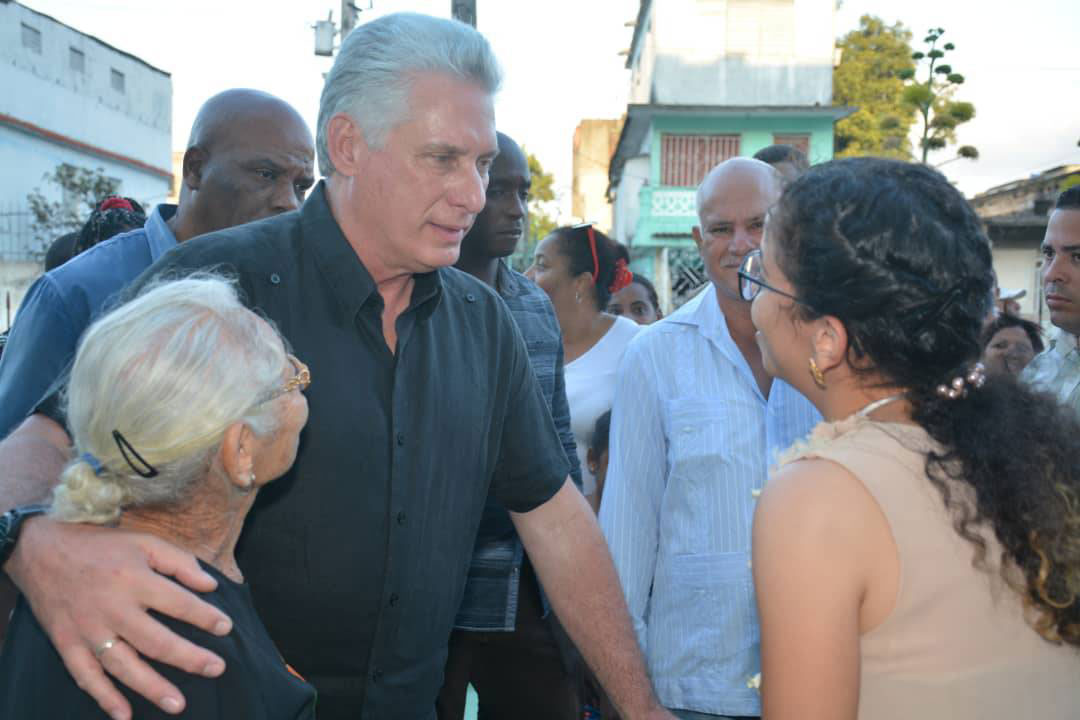 Presidente cubano, Miguel Díaz-Canel, dialoga con joven delegada de Santa Clara.