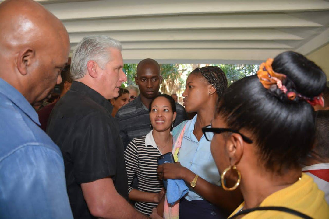 Presidente cubano, Miguel Díaz-Canel, dialoga con profesores y estudiantes de la EIDE de Villa Clara.