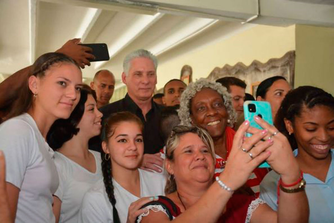 Presidente cubano, Miguel Díaz-Canel, se toma un selfie con santaclareños.