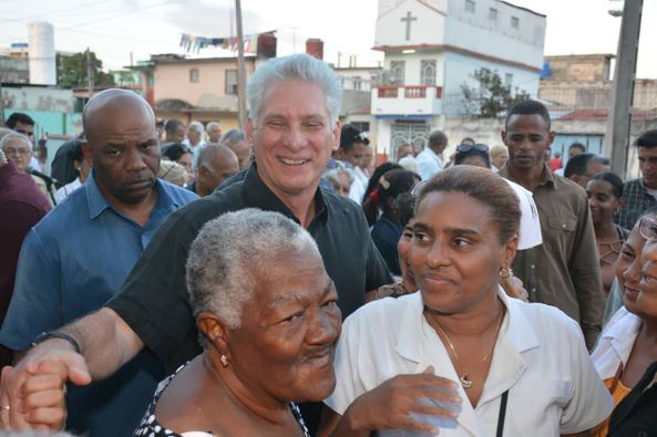 Presidente cubano, Miguel Díaz-Canel, con vecinos de Villa Clara.