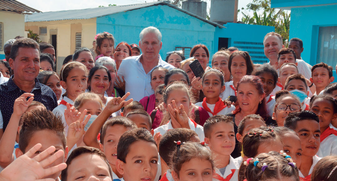 Presidente Miguel Díaz-Canel en escuela Antonio López Fernández, de la comunidad de Julián Grimau, de Santa Clara.