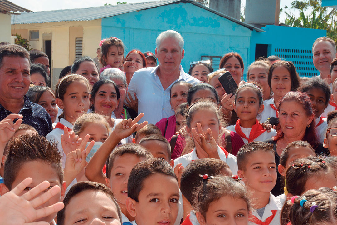 Presidente Miguel Díaz-Canel en escuela Antonio López Fernández, de la comunidad de Julián Grimau, de Santa Clara.