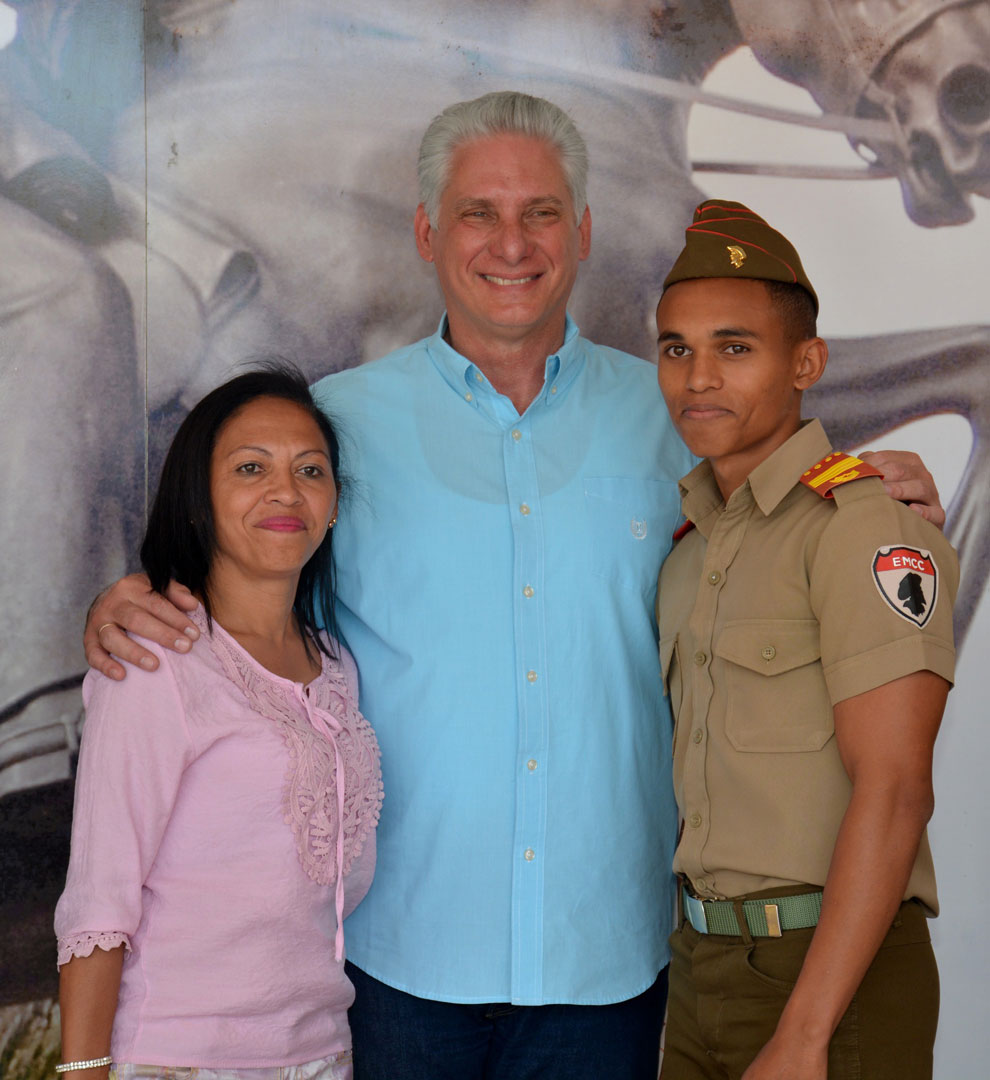 Presidente cubano, Miguel Díaz-Canel, junto a estudiante de la Escuela Militar Camilo Cienfuegos, de Santa Clara.