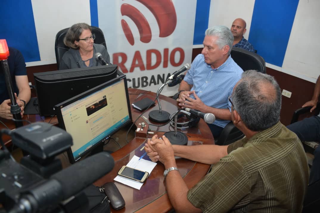 El presidente Miguel Díaz Canel saluda al pueblo desde los micrófonos  de la CMHW. (Foto: Ramón Barreras Valdés)