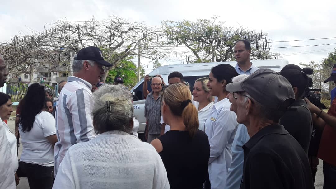 Presidente intercambia con el pueblo en la comunidad Aeropuerto