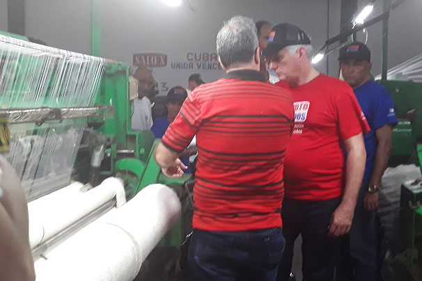 Durante su recorrido por la Empresa Textil Luis Augusto Turcios Lima, el primer secretario del Partido y presidente cubano, nominado por Santa Clara al Parlamento, se interesó por la producción de sacos de polipropileno y frazadas de piso, y sostuvo un intercambió con los trabajadores. (Foto: Idalia Vázquez Zerquera)