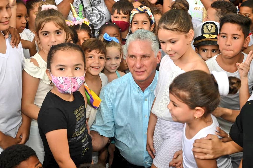 El presidente, Miguel Díaz-Canel junto a los niños en el parque América Latina, en la barriada del Condado.