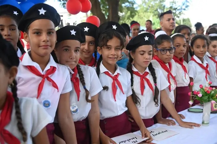 Pioneros con boina en Villa Clara