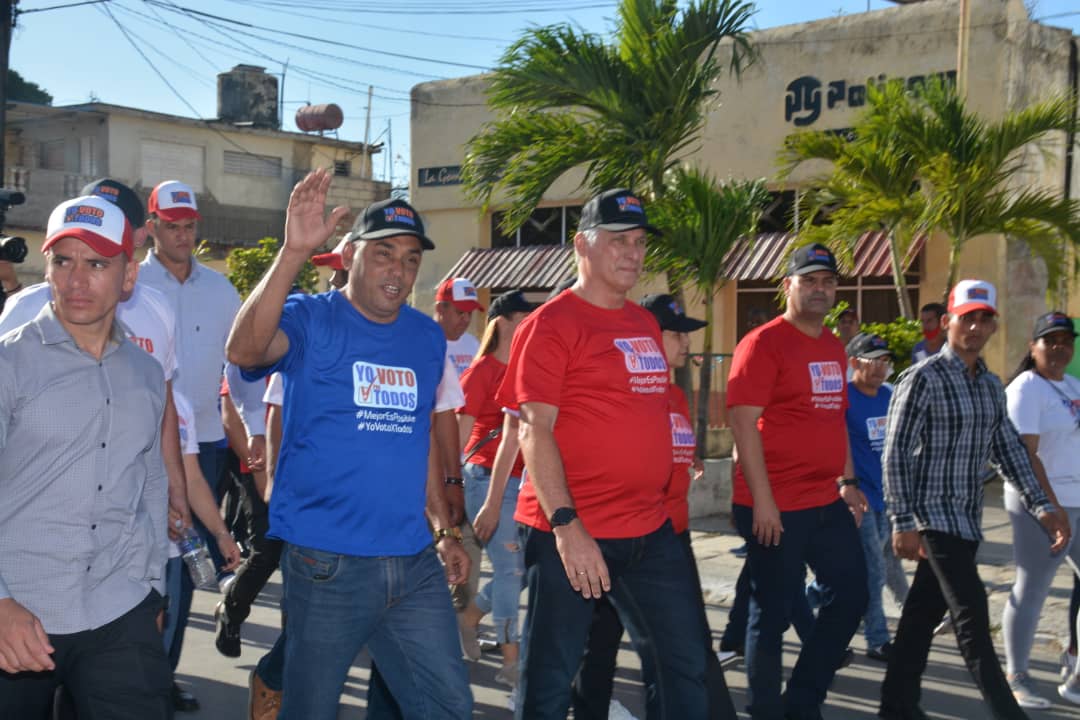 Junto al presidente cubano, Miguel Díaz-Canel Bermúdez, desfilaron las principales autoridades de la provincia. (Foto: Ramón Barreras Valdés)