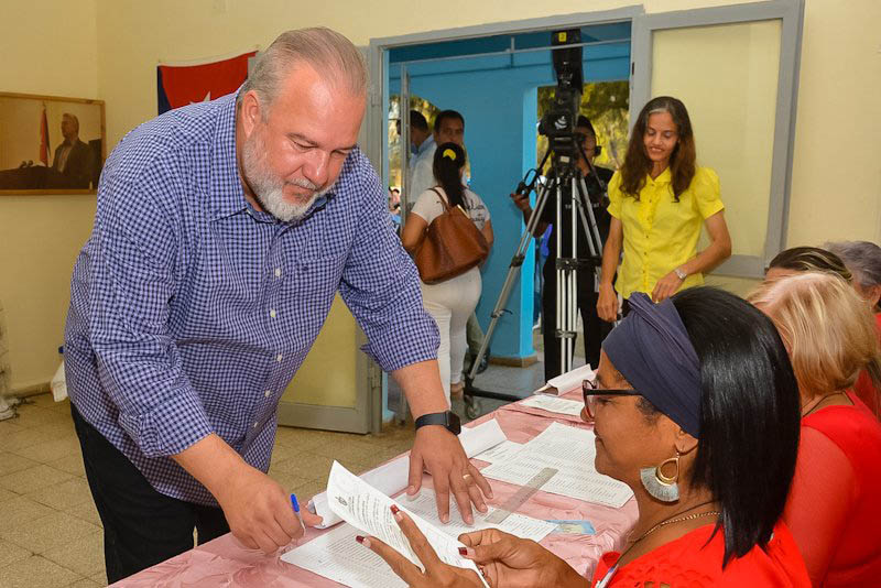 Manuel Marrero Cruz en la mesa electoral