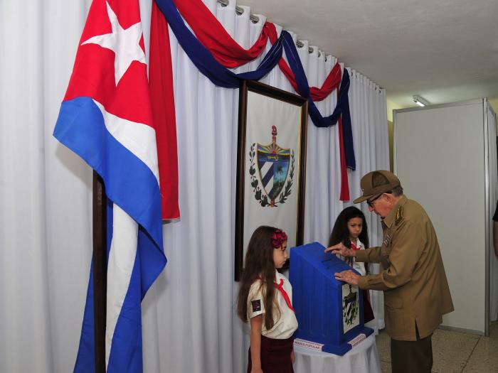 Raúl Castro Ruz, líder de la Revolución cubana, ejerciendo su derecho al voto.