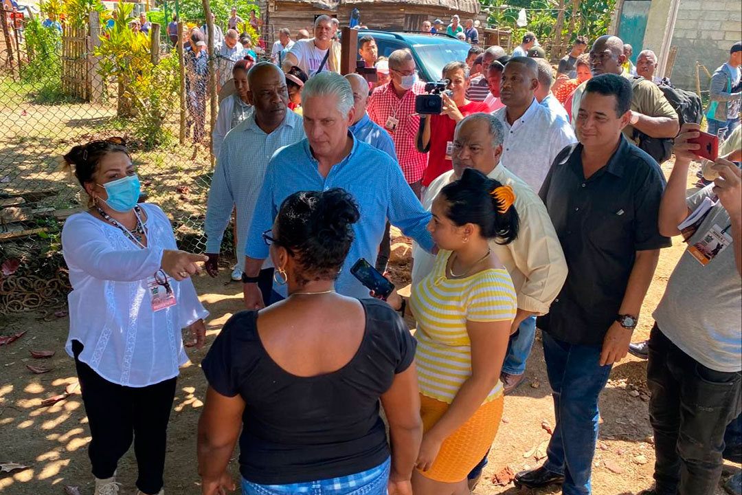 Presidente cubano, Miguel Díaz-Canel, visita la comunidad de Nadales, en Camaguey.