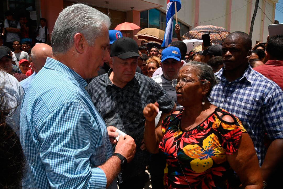 Presidente Miguel Díaz-Canel dialoga con pobladores de Jiguaní, Granma.