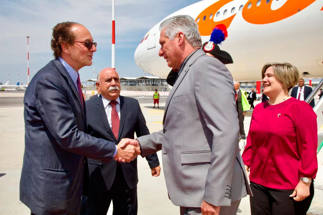 Presidente cubano, Miguel Díaz-Canel, es recibido en el aeropuerto Leonardo Da Vinci por el  ministro plenipotenciario de la Cancillería italiana, Excmo. Sr. Umberto Vanni.