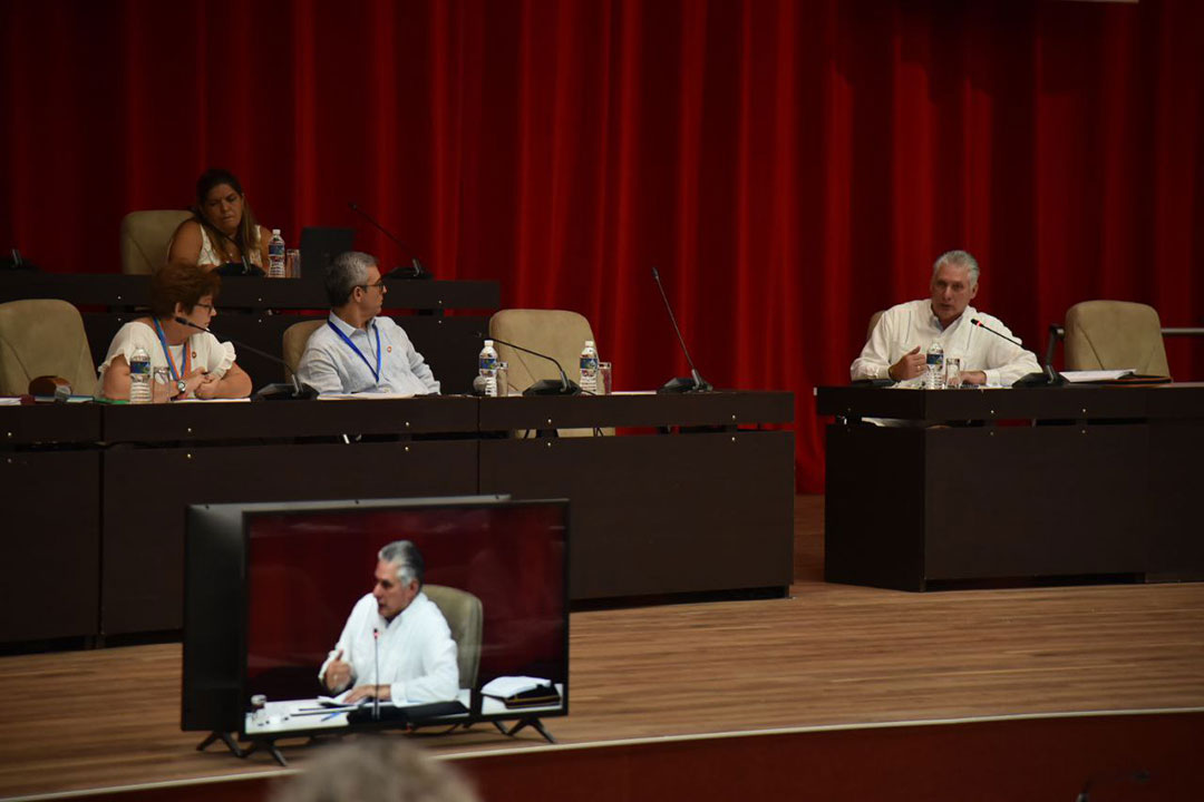 Presidente cubano, Miguel Díaz-Canel, interviene en reunión conjunta de las comisiones de Atención a la Juventud, la Niñez y los Derechos de Igualdad de la Mujer, y de Salud y Deporte.