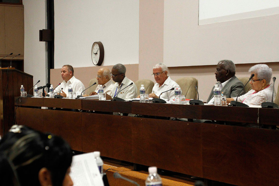 Presidencia en el debate de la Comisión de Asuntos Económicos.