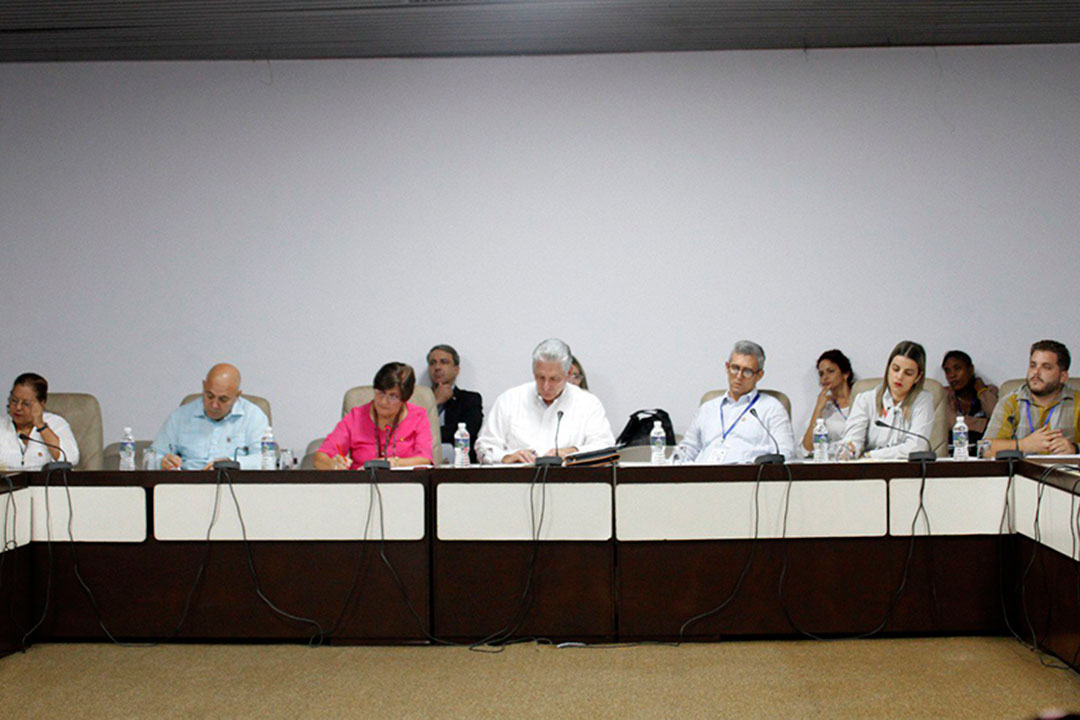 Presidencia del debate sobre la atención a niños y jóvenes.