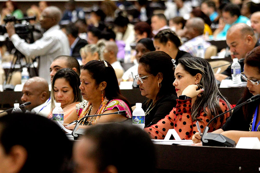 Diputados cubanos en debate sobre el informe del ministerio de Energía y MInas.