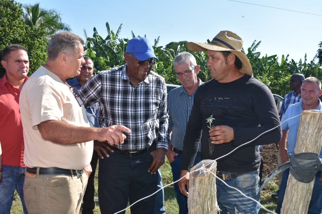 Diálogo del vicepresidente cubano, Salvador Valdés Mesa, con el productor David Benavides Pérez.