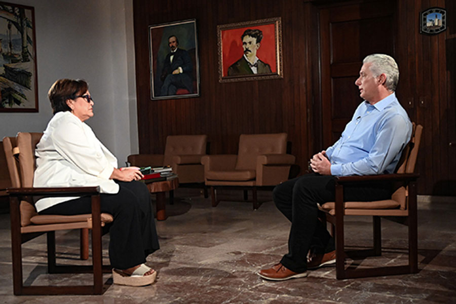 Presidente cubano. Miguel Díaz-Canel., y periodista Arleen Rodrígue Derivet.