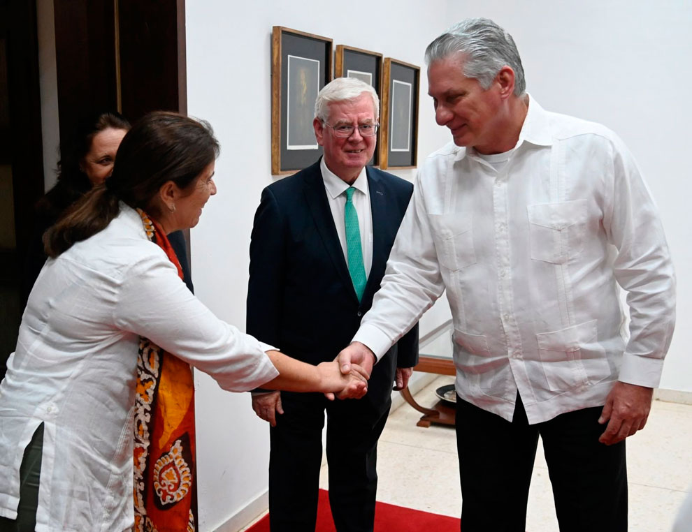 Presidente cubano. Miguel Díaz-Canel, saluda a integrante de la delegación que acompaña a representante especial de la Unión Europea para los Derechos Humanos, el Excelentísimo Señor Eamon Gilmore.