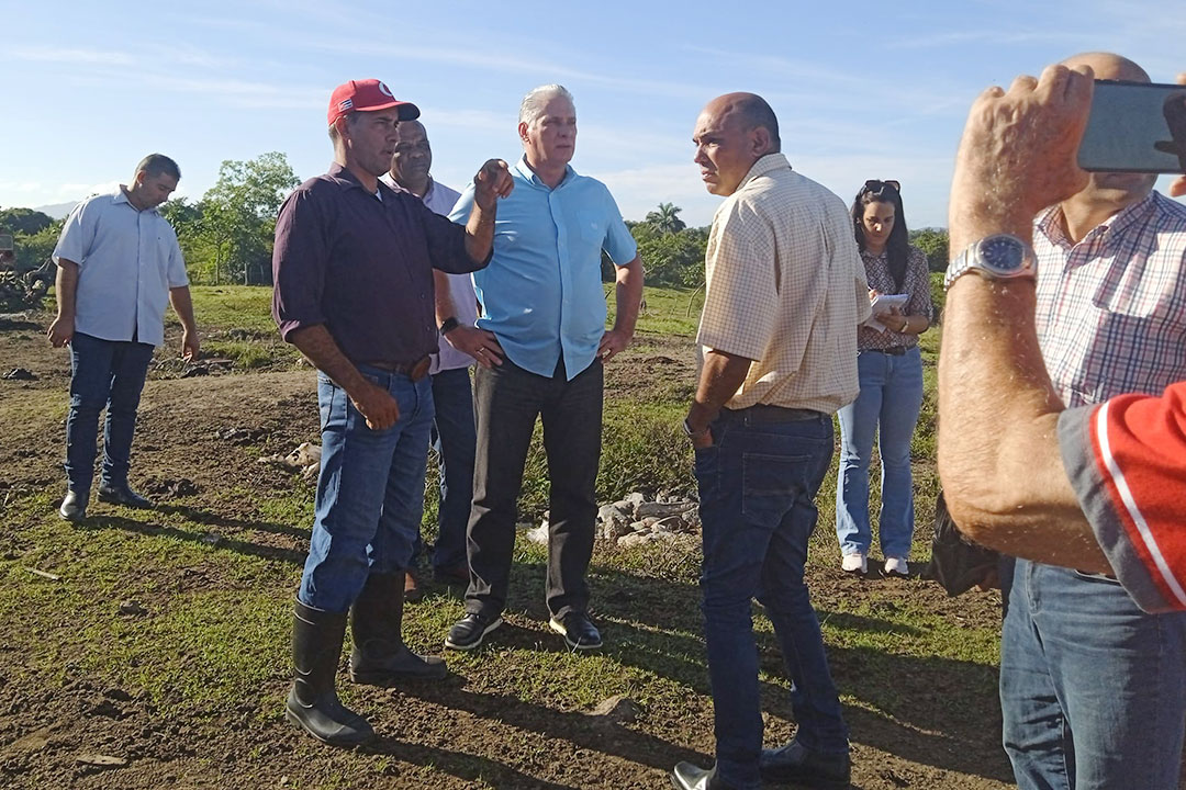 Diputado Miguel Díaz-Canel recorre la finca del exreceptor de béisbol Yulexis la Rosa.