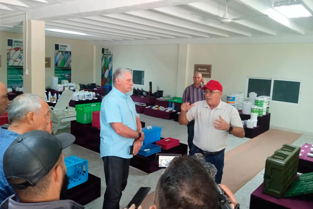 El diputado Miguel Díaz-Canel Bermúdez visita la EMI Batalla de Santa Clara.