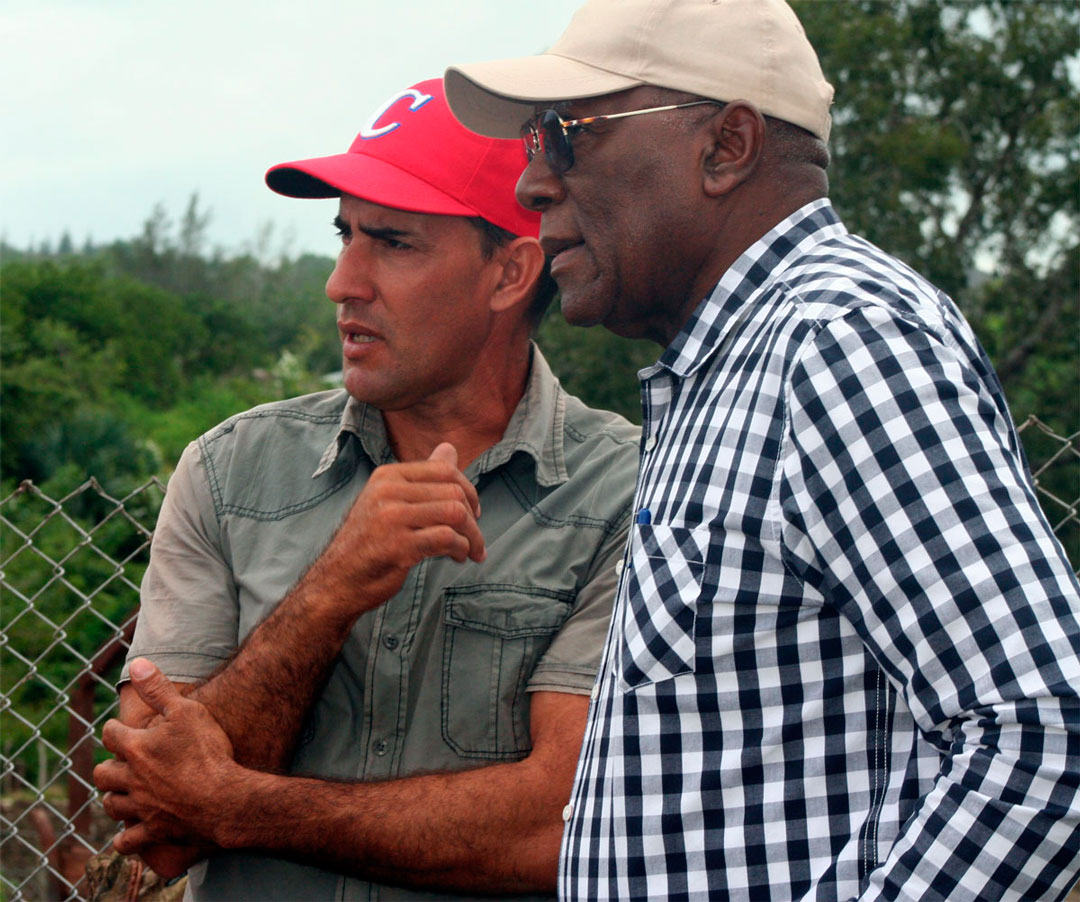 Yulexis La Rosa dialoga con el vicepresidente cubano, Salvador Valdés Mesa.