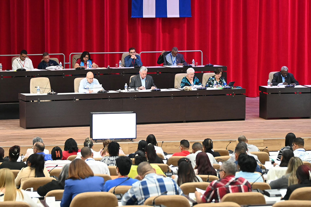 Diputados cubanos debaten sobre la prevención y atención social.