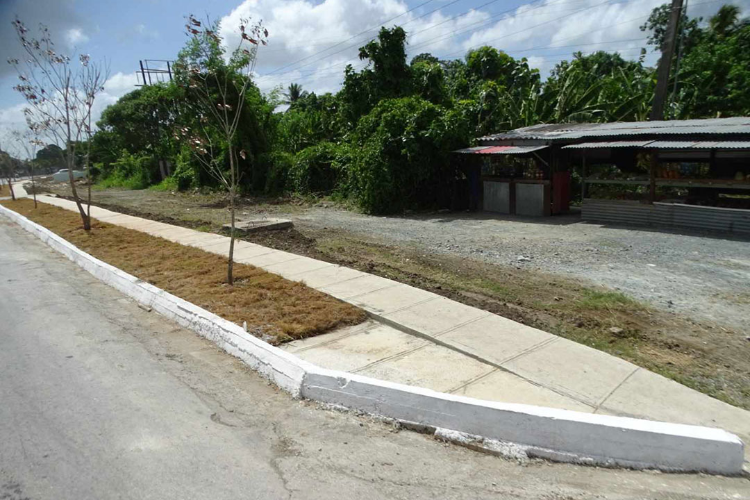 Aceras construidas en tramos de la Carretera Central.