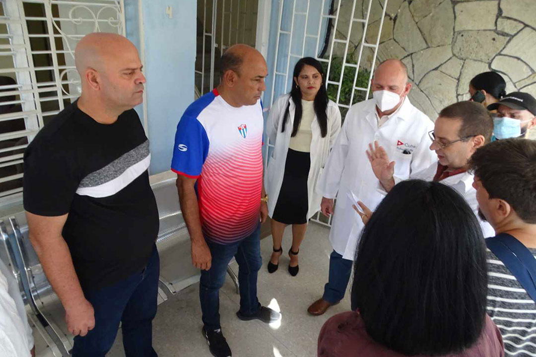 Dr. Ángel Camacho director del hospital pediátrico de Villa Clara, explica las características del  Centro de Salud Mental.