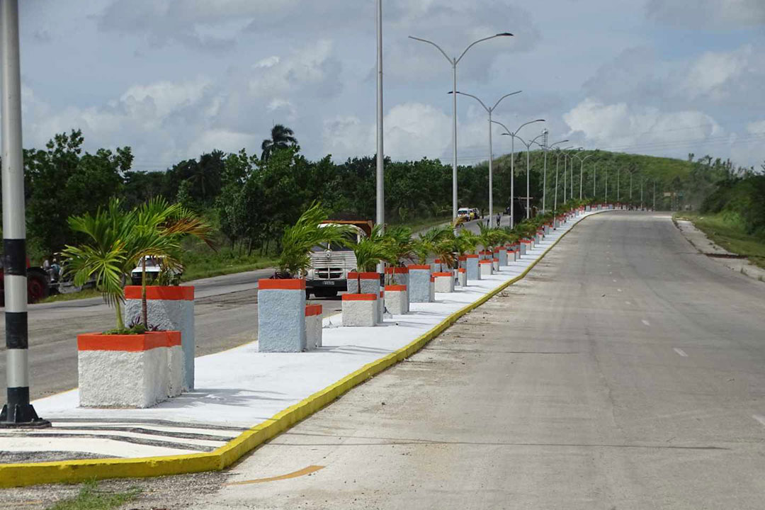 Labores de ornamentación en la Autopista Nacional.