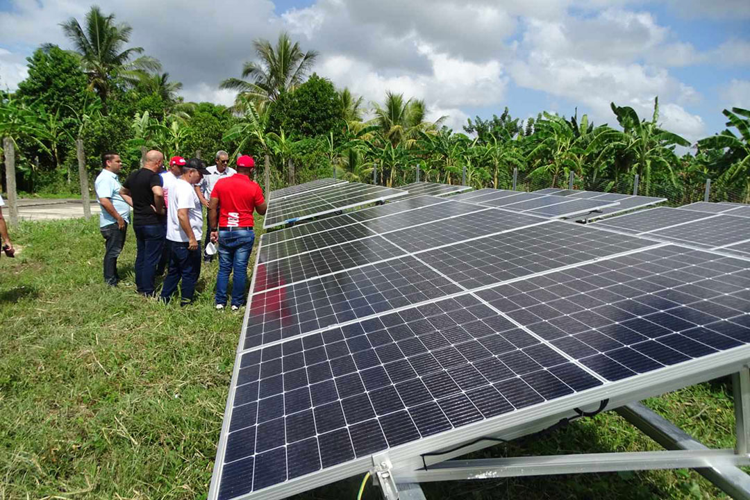 Paneles solares para estación de bombeo de agua en la comunidad de la Base Aérea, en Santa Clara