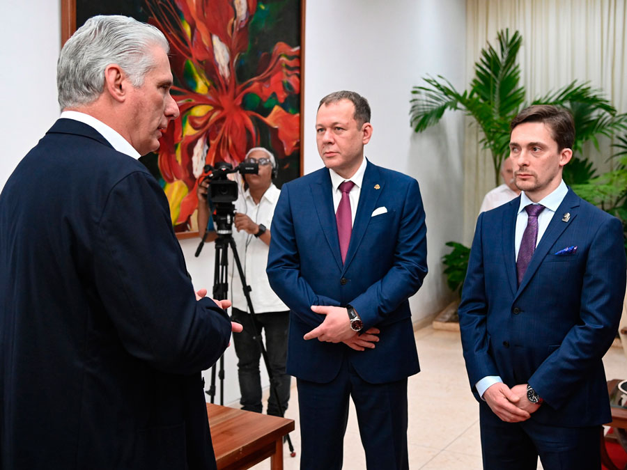 Presidente cubano, Miguel Díaz-Canel Bermúdez, el escultor Alexey Dmitrevich Chebanenko y el arquitecto Andrey Beliy.