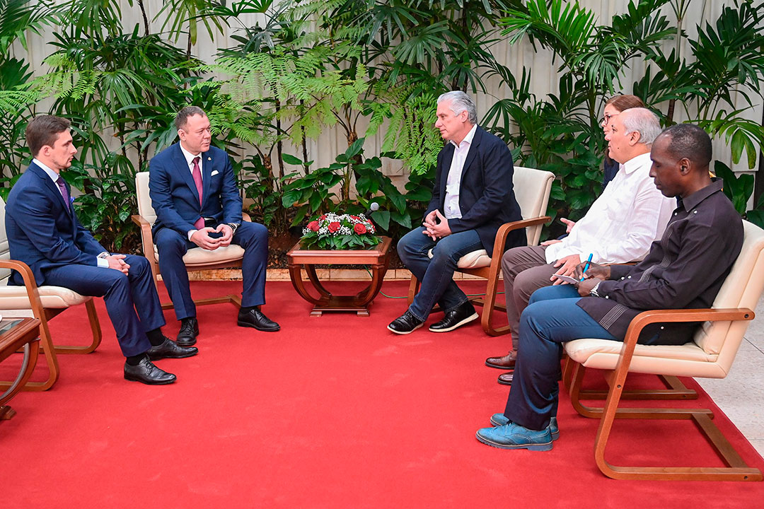 Encuentro del presidente cubano, Miguel Díaz-Canel Bermúdez, el escultor Alexey Dmitrevich Chebanenko y el arquitecto Andrey Beliy.