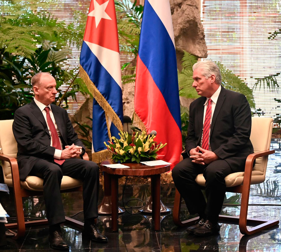 Presidente de Cuba, Miguel Díaz-Canel Bermúdez, conversa con el secretario del Consejo de Seguridad de la Federación de Rusia, Nikolái Pátrushev.