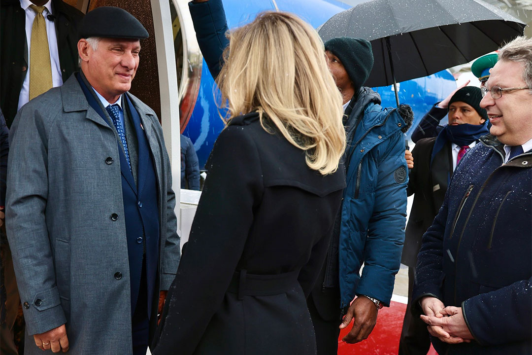 Presidente cubano, Miguel Díaz-Canel, arriba al aeropuerto de Moscú.