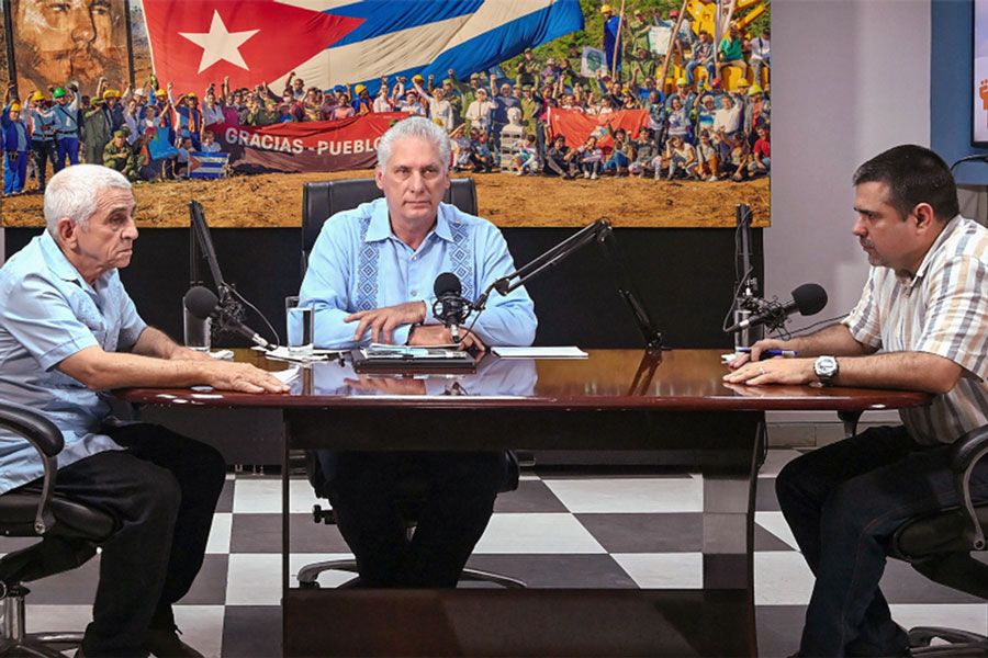 Presidente cubano, Miguel Díaz-Canel, y los ingenieros Alfredo López Valdés, director general de la Unión Eléctrica (UNE), y Lázaro Guerra Hernández, director técnico de la entidad.