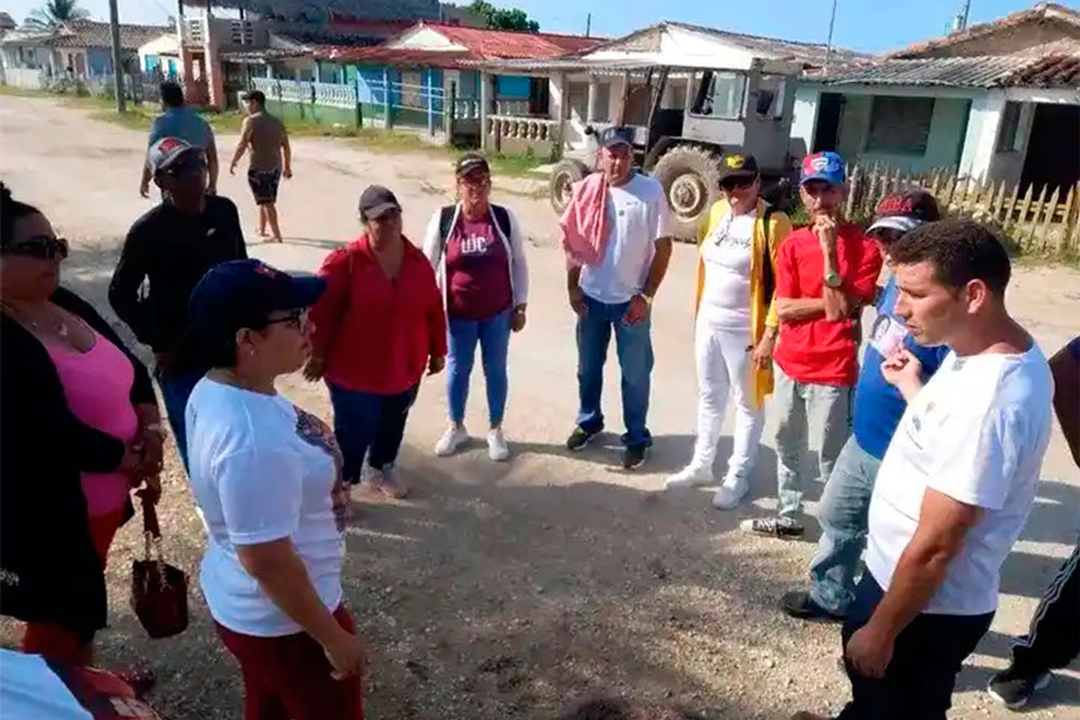 Milaxy Sánchez, gobernadora de Villa Clara, durante un recorrido para chequear preparativos del verasno en el litoral de la provincia.