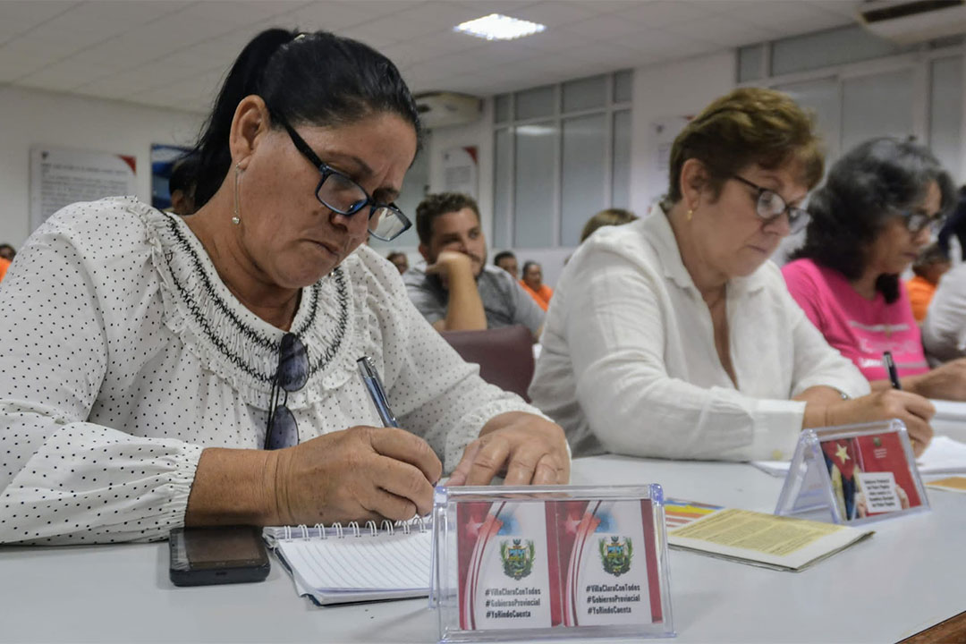 Participantes en la reunión de resumen de la visita parlamentaria a Villa Clara.