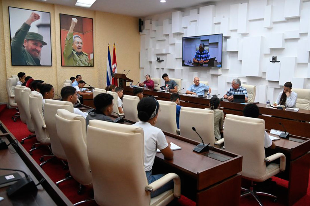 Encuentro del presidente cuano con jóvenes estudiantes de la FEEM  y la FEU.