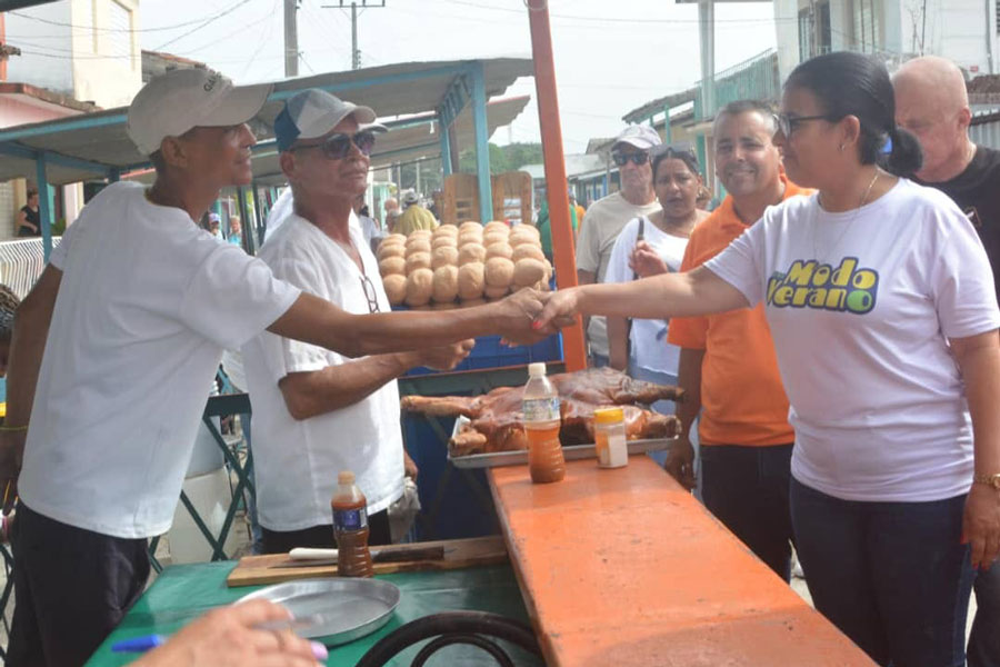 Gobernadora de Villa Clara recorre áreas para las ofertas gastronómicas en el inicio del verano, en Falcón.