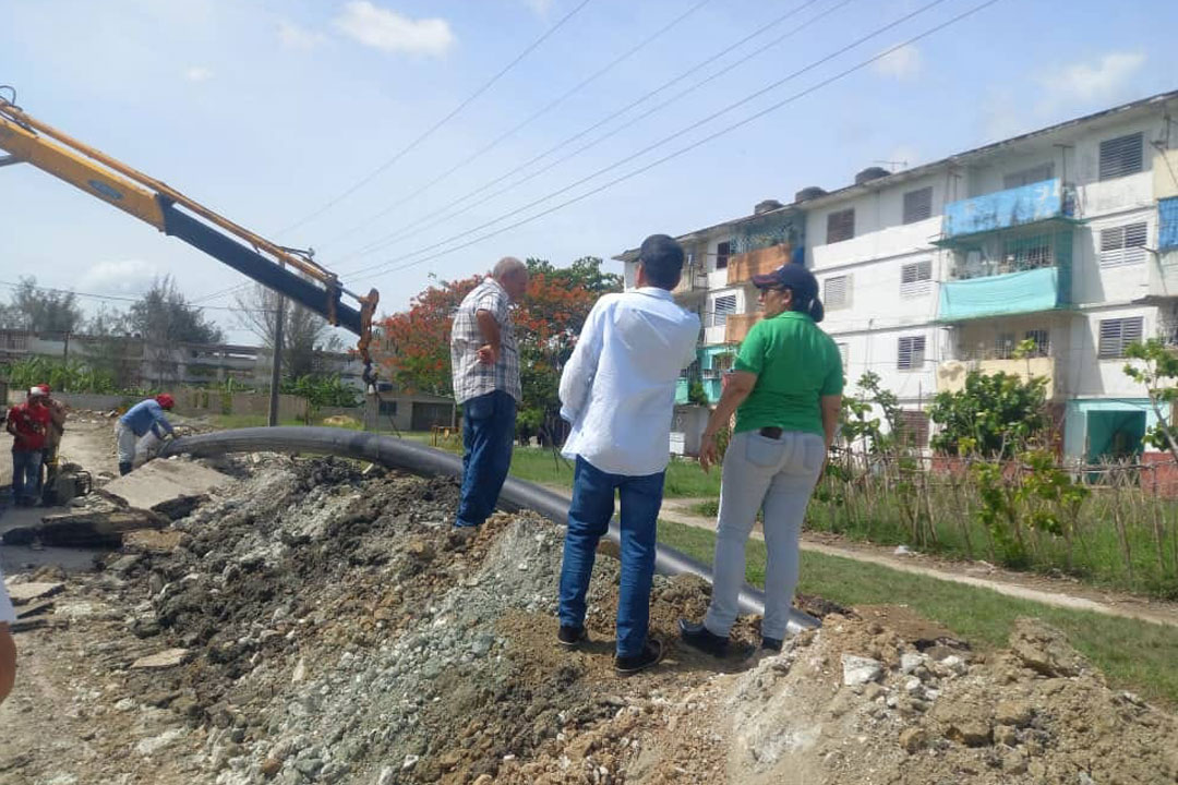 Gobernadora de Villa Clara en sitio de reparaciones hidráulicas